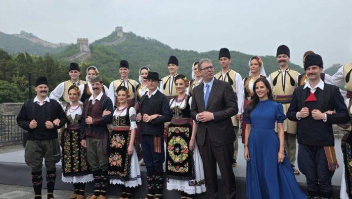 ministar-mali-odusevljen-nastupom:-da-mi-je-neko-rekao-da-ce-se-srpsko-kolo-igrati-na-cuvenom-kineskom-zidu,-ne-bih-mu-verovao-(video)