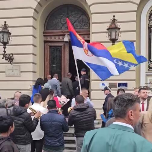srpsko-bosanska-svadba-u-krusevcu-podigla-balkan-na-noge:-ore-se-trubaci,-vijore-zastave-–-zbog-ovog-snimka-mreze-gore-video srpsko-bosanska-svadba-u-krusevcu-podigla-balkan-na-noge:-ore-se-trubaci,-vijore-zastave-–-zbog-ovog-snimka-mreze-gore-video