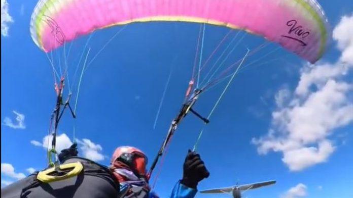 (video)-avion-s-leda-udario-zenu-na-paraglajderu!-jeziv-snimak-kruzi-mrezama:-ono-sto-je-uradila-u-sledecoj-sekundi-joj-je-spasilo-zivot