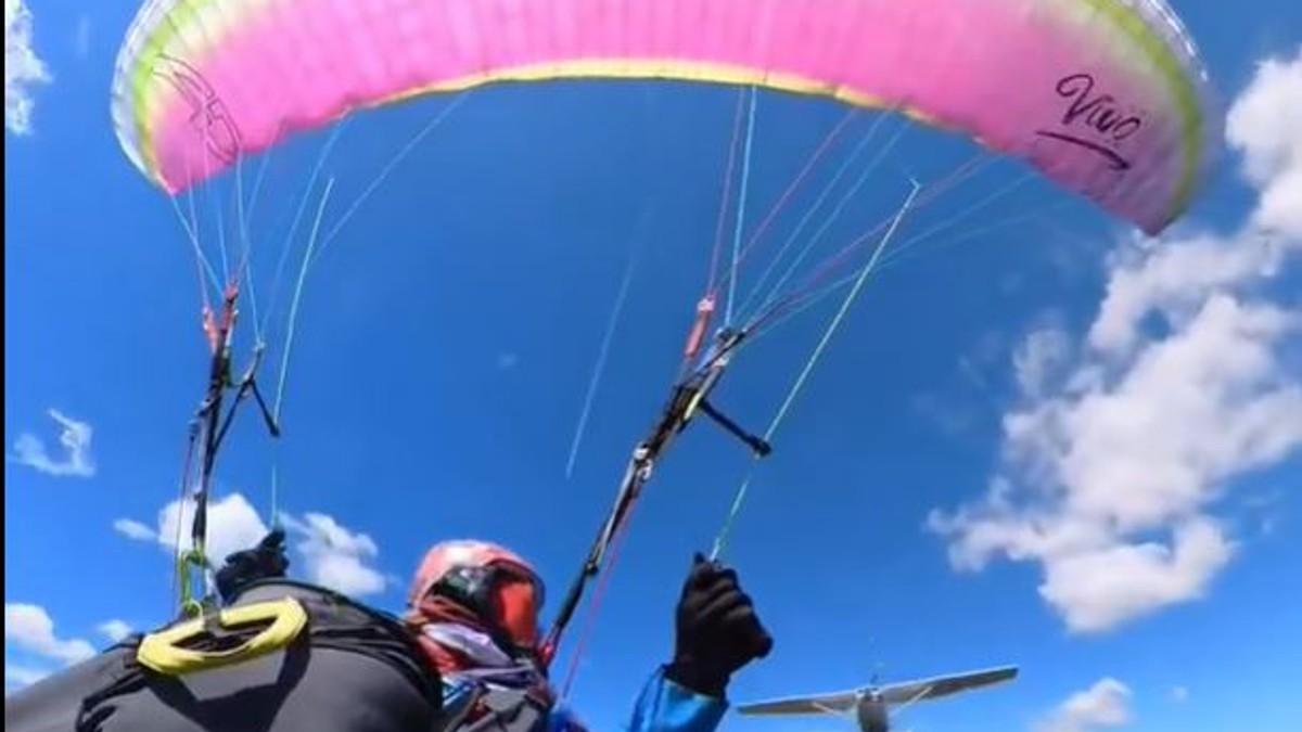 (video)-avion-s-leda-udario-zenu-na-paraglajderu!-jeziv-snimak-kruzi-mrezama:-ono-sto-je-uradila-u-sledecoj-sekundi-joj-je-spasilo-zivot (video)-avion-s-leda-udario-zenu-na-paraglajderu!-jeziv-snimak-kruzi-mrezama:-ono-sto-je-uradila-u-sledecoj-sekundi-joj-je-spasilo-zivot