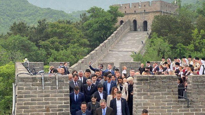 (foto,-video)-drzavna-poseta-prvog-reda-vucic-u-pekingu-smesten-u-rezidenciji-gde-su-odsedali-putin,-nikson-i-merkelova,-srpsko-kolo-igralo-se-na-kineskom-zidu