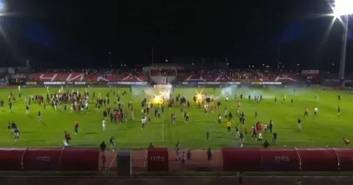 jezive-scene-na-“cika-daci”:-fudbaleri-radnickog-opstali-u-ligi,-navijaci-jurili-igrace-da-ih-biju!
