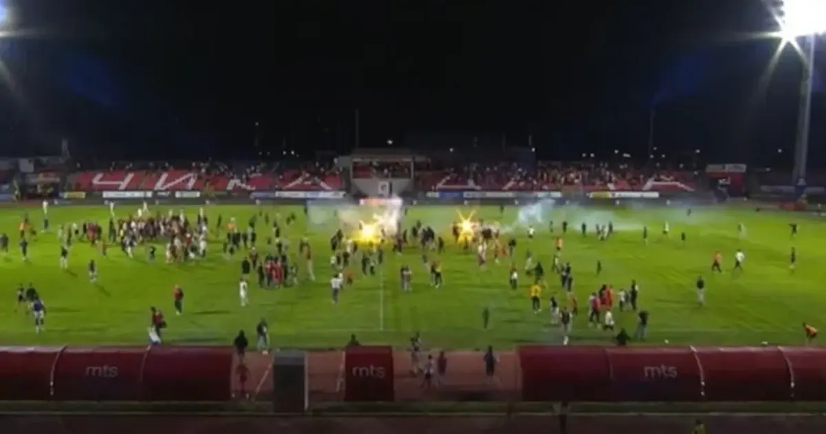 jezive-scene-na-“cika-daci”:-fudbaleri-radnickog-opstali-u-ligi,-navijaci-jurili-igrace-da-ih-biju! jezive-scene-na-“cika-daci”:-fudbaleri-radnickog-opstali-u-ligi,-navijaci-jurili-igrace-da-ih-biju!