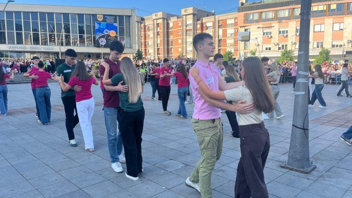 vise-od-400-maturanata-zaplesalo-na-gradskom-trgu-u-cacku:-tradicija-duga-14-godina-odusevila-gradane-(foto,-video)