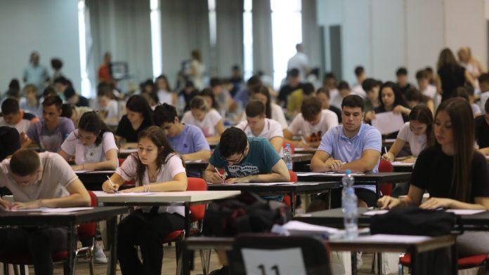 manje-brucosa-ove-godine,-skolarine-skocile-evo-koji-fakulteti-su-digli-cene-i-koja-su-3-kljucna-razloga-za-smanjenje-broja-studenata