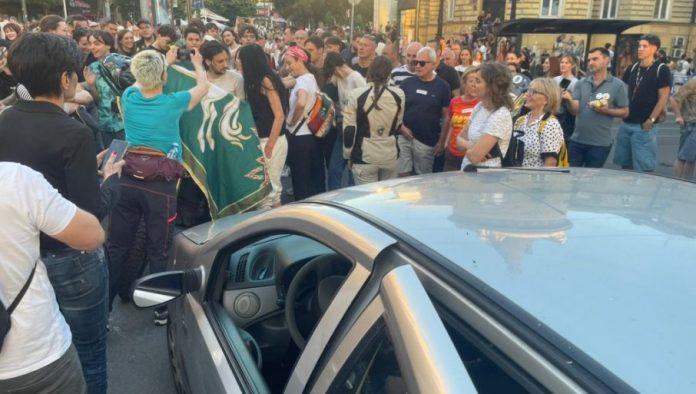 blokaderi-opet-pokazali-svoje-divljastvo:-demolirali-auto-sugradanki-(video)