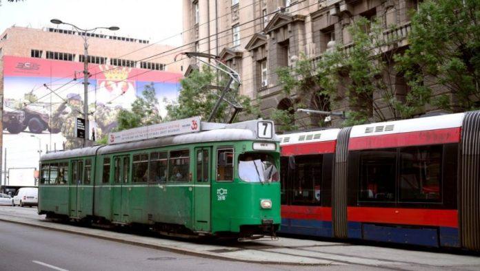 ima-povredenih-u-saobracajnoj-nesreci-na-dorcolu:-tramvaj-iskocio-iz-sina-i-zakucao-se-u-zgradu-–-sve-hitne-sluzbe-na-terenu