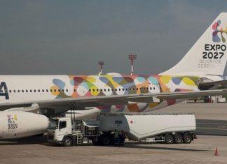 EKSPO 2027 NA PISTI: Sa beogradskog aerodroma “Nikola Tesla” danas je ka Torontu poleteo specijalno brendiran avion Er Srbije ekspo-2027-na-pisti:-sa-beogradskog-aerodroma-“nikola-tesla”-danas-je-ka-torontu-poleteo-specijalno-brendiran-avion-er-srbije