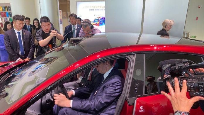 “ja-ovako-nesto-nikada-nisam-video!”-vucic-obisao-fabriku-xiaomi-u-pekingu:-vise-od-700-robota-sklapa-vozila,-sve-je-automatizovano-(foto)