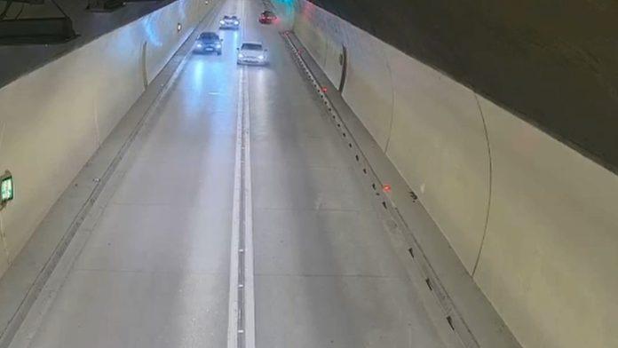 (video)-kamikaza-na-putu-mladic-(22)-velikom-brzinom-jurio-kroz-tunel-u-crnoj-gori,-preticao-po-duploj-punoj:-za-dlaku-izbegnuta-tragedija