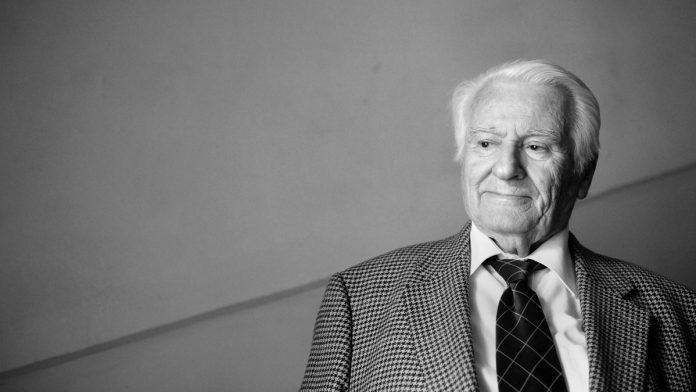 “kad-sam-dosao-na-studije-bio-sam-star-bar-200-godina”-ko-je-bio-dragoljub-micunovic:-“skoro-sve-“tekovine”-groznog-20-veka-iskusio-sam-do-svoje-18.-godine”