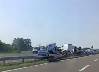 (VIDEO) ŠLEPER PROBIO ZAŠTITNU OGRADU I IZLETEO U SUPROTAN SMER! Saobraćajna nesreća na auto-putu kod Požarevca, gužve u oba pravca (video)-sleper-probio-zastitnu-ogradu-i-izleteo-u-suprotan-smer!-saobracajna-nesreca-na-auto-putu-kod-pozarevca,-guzve-u-oba-pravca