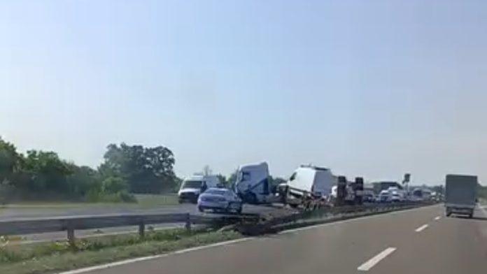 (video)-sleper-probio-zastitnu-ogradu-i-izleteo-u-suprotan-smer!-saobracajna-nesreca-na-auto-putu-kod-pozarevca,-guzve-u-oba-pravca