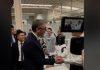 KINEZ ODUŠEVLjEN VUČIĆEM: Veliki fan predsednika sreo u fabrici robota (VIDEO) kinez-odusevljen-vucicem:-veliki-fan-predsednika-sreo-u-fabrici-robota-(video)