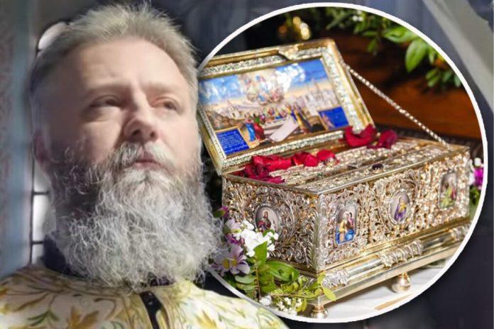 evo-sta-treba-da-radite-dok-cekate-u-redu-da-celivate-pojas-presvete-bogorodice:-otac-predrag-upozorava-sta-je-strogo-zabranjeno-dok-stojite-ispred-hrama