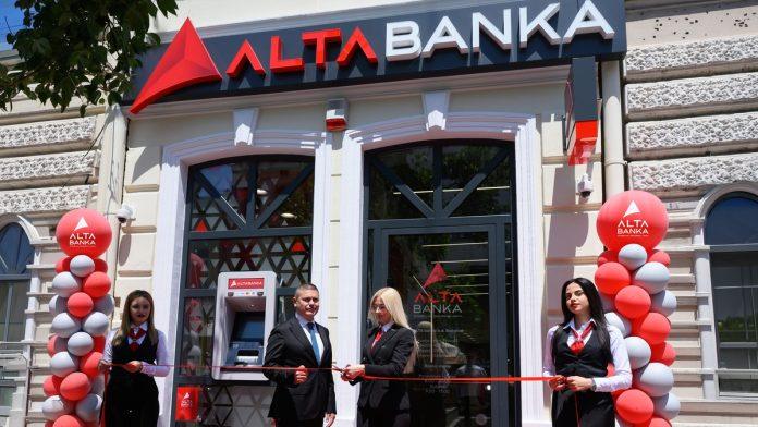 nova-ekspozitura-alta-banke-u-kragujevcu:-partnerstvo,-briga-o-zajednici-i-pokloni-za-decu-bez-roditeljskog-staranja