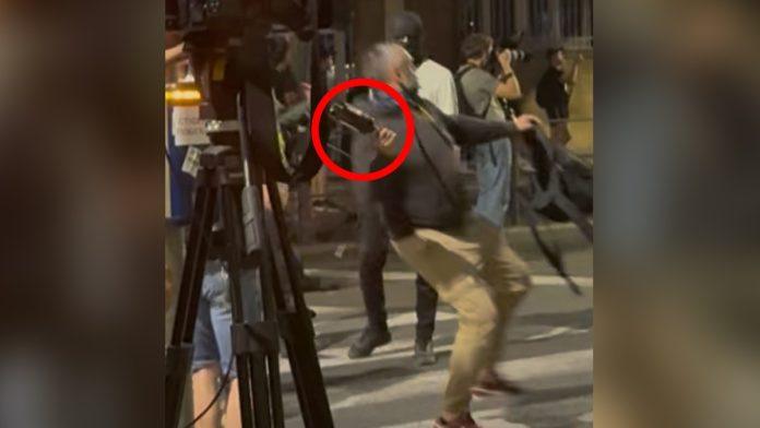uhapsen-muskarac-(38)-u-beogradu:-osumnjicen-da-je-nakon-protesta-gadao-policiju-kamenicama-(foto,-video)