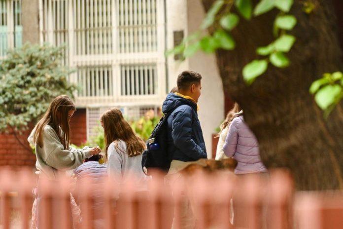 opstina-daje-10.000-dinara-pomoci-roditeljima-u-ovom-gradu:-prva-uplata-vec-u-junu,-a-evo-ko-sve-ima-pravo-na-novac-i-kako-da-se-prijavi-(foto)