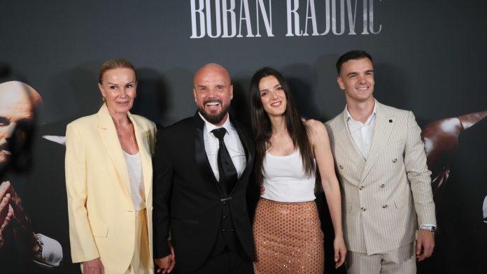 ovo-su-cerka-i-sin-bobana-rajovica-crnogorski-pevac-u-javnosti-sa-porodicom,-tu-je-i-supruga:-njegova-druga-naslednica-nije-tu-(foto)