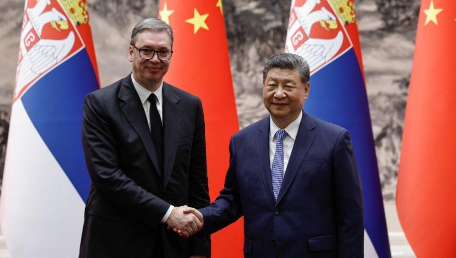 vucic-siju-urucio-poklone-kojima-se-srbija-ponosi:-pogledajte-sta-je-u-pitanju-(foto) vucic-siju-urucio-poklone-kojima-se-srbija-ponosi:-pogledajte-sta-je-u-pitanju-(foto)