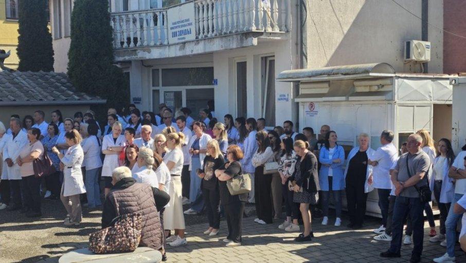 traze-da-se-uhapseni-srbi-brane-sa-slobode-sesti-dan-protesta-zdravstvenih-i-prosvetnih-radnika-na-kim-zbog-hapsenja-direktora traze-da-se-uhapseni-srbi-brane-sa-slobode-sesti-dan-protesta-zdravstvenih-i-prosvetnih-radnika-na-kim-zbog-hapsenja-direktora