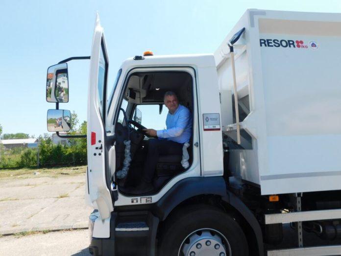 novi-smecar-za-“nas-dom”-stigao-poklon-ministarstva-zastite-zivotne-sredine-loznici-(foto)
