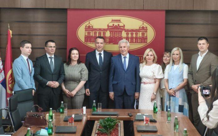 u-aleksandrovcuobrazovni-kamp,-u-brusu-ekoloski,-a-u-krusevcu-kulturno-obrazovni:-potpisani-ugovori-o-realizaciji-omladinskog-kampa-2026.-za-decu-iz-dijaspore
