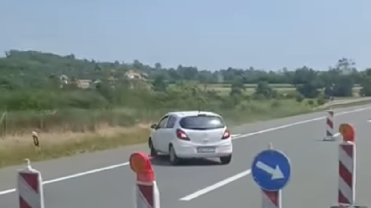 (foto,-video)-usao-u-kontrasmer,-shvatio,-pa-krenuo-u-rikverc-preko-svih-traka!-novi-slucaj-voznje-u-suprotnom-smeru-na-auto-putu-“milos-veliki” (foto,-video)-usao-u-kontrasmer,-shvatio,-pa-krenuo-u-rikverc-preko-svih-traka!-novi-slucaj-voznje-u-suprotnom-smeru-na-auto-putu-“milos-veliki”