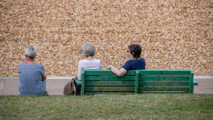 uskoro-pocinje-isplata-penzija:-evo-ko-prvi-dobija-novac,-ovo-su-svi-detalji-(foto)