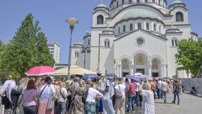 vera-je-i-dostojanstvo-u-redu-za-poklonjenje:-fenomen-strpljivog-visecasovnog-stajanja-hiljada-ljudi-ispred-hrama-svetog-save
