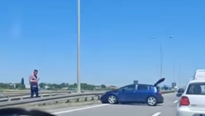(video)-udes-na-batajnickoj-petlji,-auto-poprecen-posred-trake,-stvaraju-se-guzve