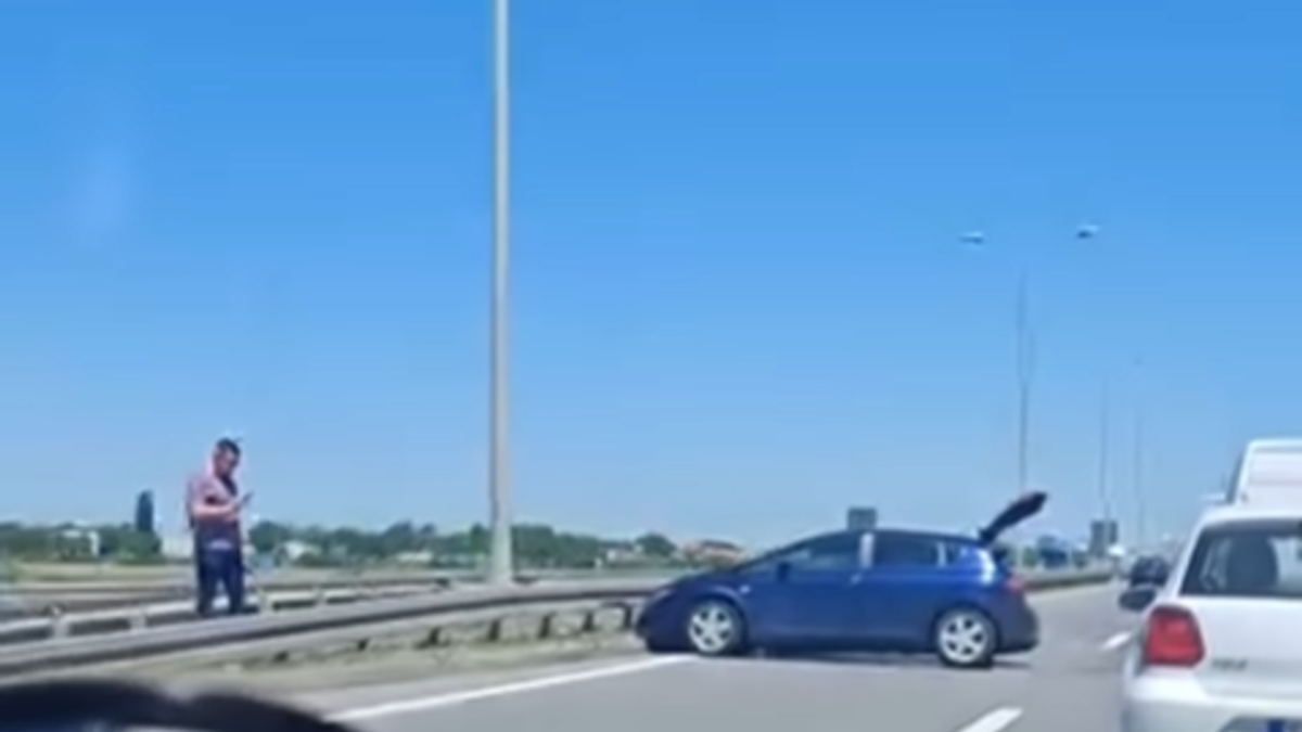 (video)-udes-na-batajnickoj-petlji,-auto-poprecen-posred-trake,-stvaraju-se-guzve (video)-udes-na-batajnickoj-petlji,-auto-poprecen-posred-trake,-stvaraju-se-guzve