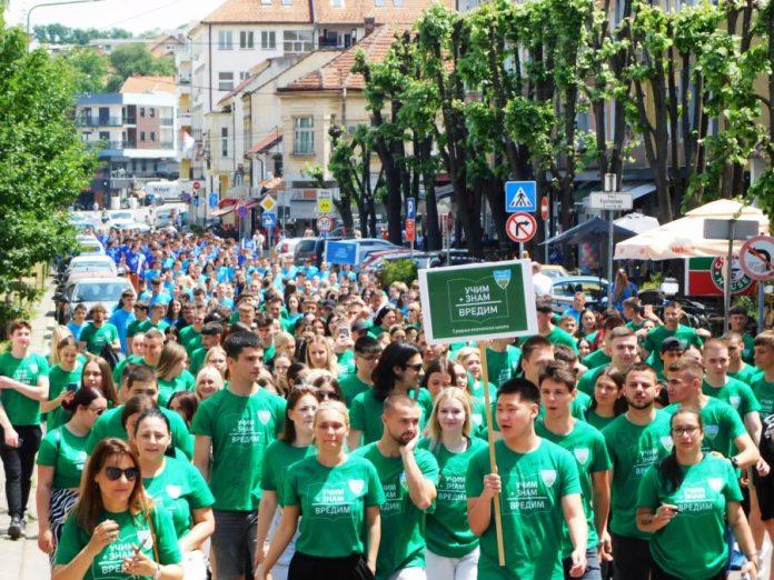 loznicu-“osvojili”-maturanti:-odrzan-sedmi-defile-“ucim,-znam-–-vredim”-(foto)