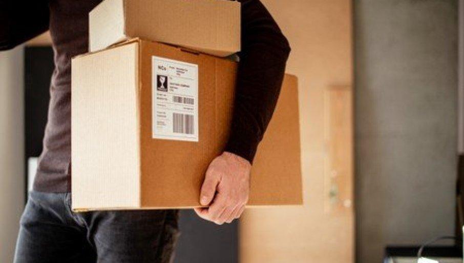 postarina-do-plafona,-paket-samo-do-kapije:-sve-su-cesce-prituzbe-na-odnos-kurira-prema-gradanima postarina-do-plafona,-paket-samo-do-kapije:-sve-su-cesce-prituzbe-na-odnos-kurira-prema-gradanima