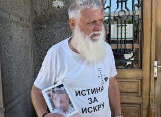 U SUD DOŠAO SA SLIKOM NASTRADALE UNUKE Deda Iskre (3) koja je poginula kod Malče ogorčen na odbranu optuženog vozača: “A ko je njemu dao atest da vozi levom stranom?” (FOTO) u-sud-dosao-sa-slikom-nastradale-unuke-deda-iskre-(3)-koja-je-poginula-kod-malce-ogorcen-na-odbranu-optuzenog-vozaca:-“a-ko-je-njemu-dao-atest-da-vozi-levom-stranom?”-(foto)