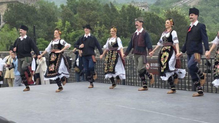 kakva-lepota-i-ponos!-nacionalni-ansambl-kolo-nastupa-na-kineskom-zidu-(foto/video)