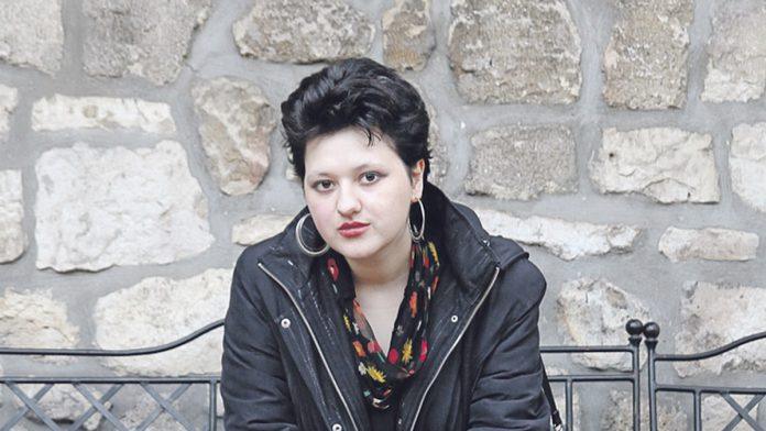 “odjednom-sam-izgubila-80-posto-vida”-pevacica-se-ujutru-probudila-u-panici,-saznala-da-je-bolesna,-a-ovaj-simptom-je-prvo-ignorisala:-“sa-time-moze-da-se-zivi”