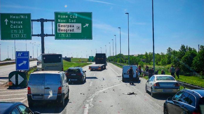 povredeno-dete-u-nesreci-u-lancanom-sudaru-ucestvovali-kamion,-autobus-i-auto:-vise-osoba-prevezeno-u-bolnicu-(foto)