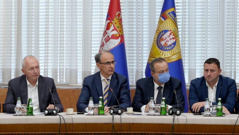 “vlada-donela-odluku”-macut:-ugrozenim-opstinama-bice-upuceno-165.-000-litara-flasirane-vode “vlada-donela-odluku”-macut:-ugrozenim-opstinama-bice-upuceno-165.-000-litara-flasirane-vode