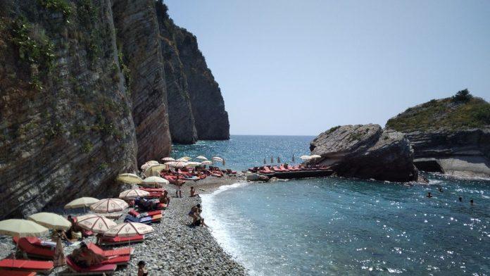 turistkinja-kaznjena-sa-3.000-evra-zbog-sakupljanja-kamenja-na-plazi