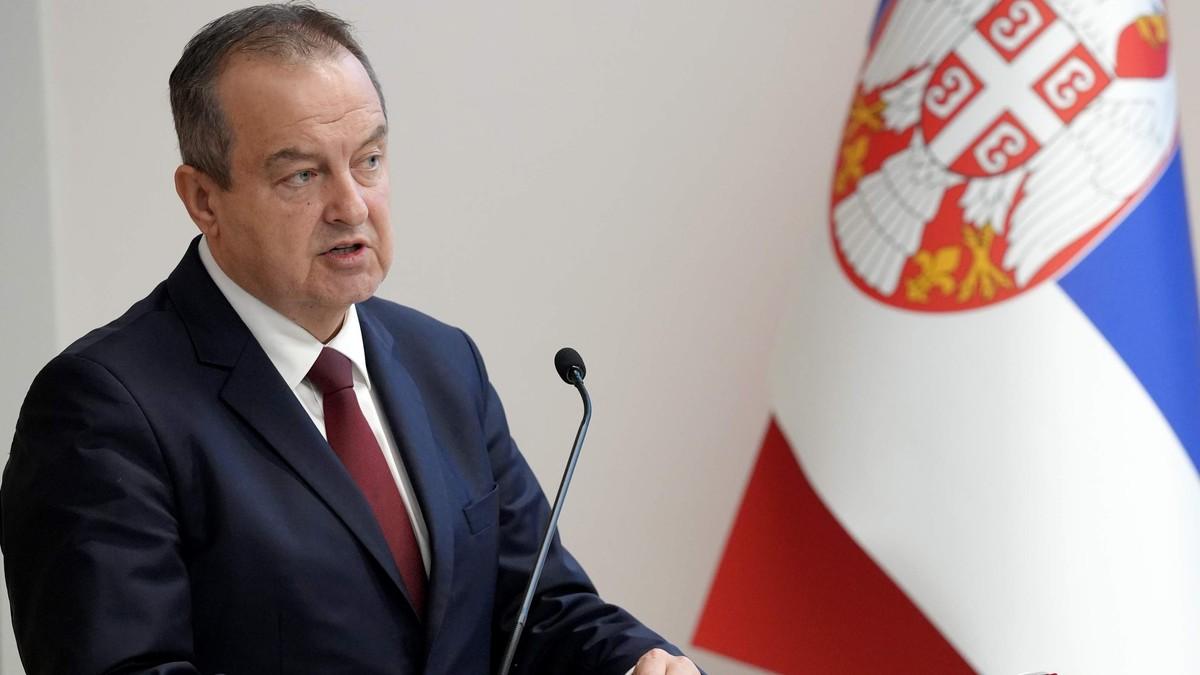dacic:-uhapsiti-one-koji-brukaju-policiju,-ne-bacati-ljagu-na-postene-policajce dacic:-uhapsiti-one-koji-brukaju-policiju,-ne-bacati-ljagu-na-postene-policajce