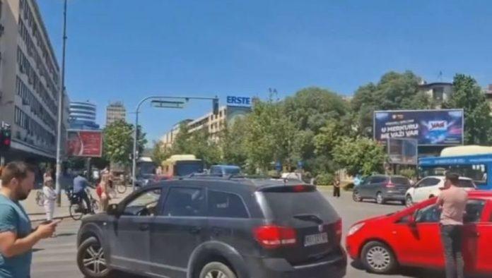 desetak-blokadera-i-danas-maltretira-ceo-novi-sad:-pogacar-i-bogosavljevic-u-prvim-redovima-medu-zgubidanima-(video)
