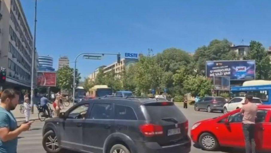 desetak-blokadera-i-danas-maltretira-ceo-novi-sad:-pogacar-i-bogosavljevic-u-prvim-redovima-medu-zgubidanima-(video) desetak-blokadera-i-danas-maltretira-ceo-novi-sad:-pogacar-i-bogosavljevic-u-prvim-redovima-medu-zgubidanima-(video)
