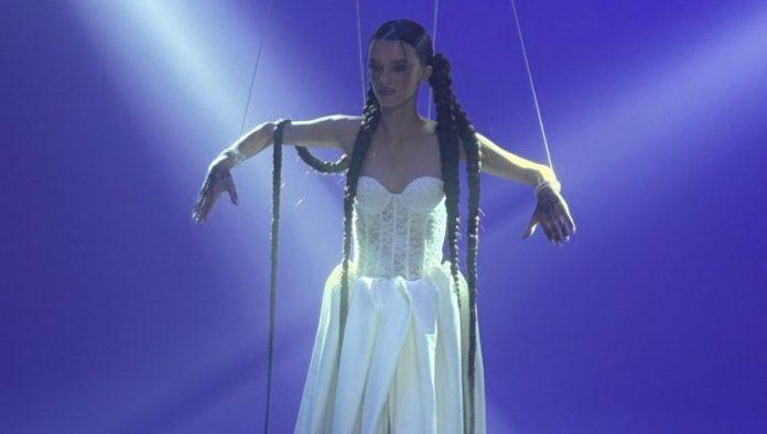 provela-17-sati-na-setu:-iva-grujin-snimila-spot-za-novi-letnji-hit-pred-veliku-turneju-(foto)