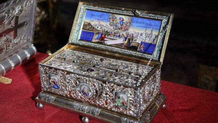 “pojas-bogorodice-se-desi-jednom-u-zivotu”-ispovest-svestenika-iz-hrama:-veliki-je-blagoslov-za-nasu-drzavu-sto-je-stigao-u-beograd