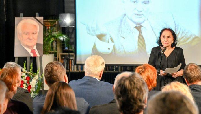 micuna-su-voleli-i-oni-koji-su-ga-napadali:-prijatelji,-kolege-i-stranacki-saborci-oprostili-se-od-profesora-dragoljuba-micunovica
