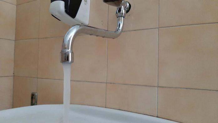 cacak-dobio-tehnicku-vodu:-iz-robnih-rezervi-flasirana-voda-moravickom-okrugu,-vojska-obezbedila-jos-cisterni