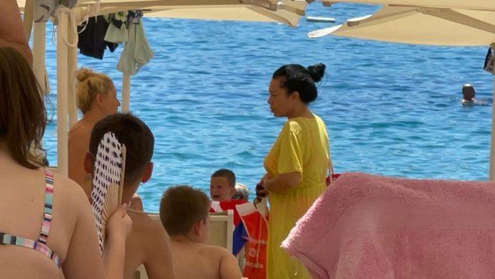 (video)-skandal-u-budvi-zbog-lezaljki-od-15-evra-pevacica-pravila-haos-na-plazi,-gurala-se-sa-turistima-da-zauzme-mesto-–-svi-se-i-dalje-secaju-sramote