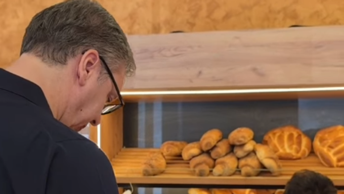 “posle-kine,-krenuo-u-narod”-vucic-ide-u-orlovat,-svratio-u-crepaju,-ljudi-se-iznenadili-kada-su-ga-videli:-evo-sta-je-radio-(video)