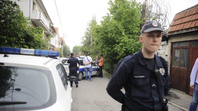 “pao-je-na-pod,-pa-sam-mu-napravio-polugu…”-sin-tinejdzer-ubio-oca-(54)-u-beceju,-policija-ga-zatekla-krvavog-do-lakata